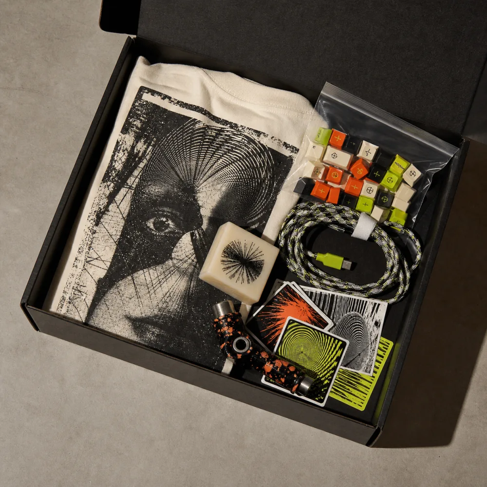 Caja sorpresa con camiseta, keycaps, cable custom, skate tool y stickers